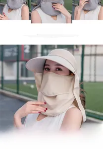 Dettaglio del set cappello solare beige con maschera traspirante e protezione collo