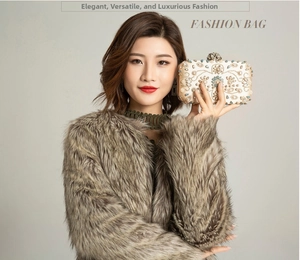 Detailansicht der luxuriösen floralen Abendclutch mit Diamanten an Model