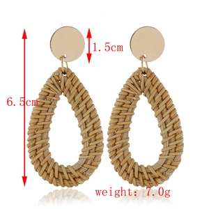 Vue détaillée de boucles d'oreilles en rotin avec hauteur 6,5cm et poids 7,0g