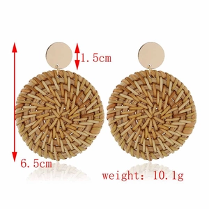 Vue détaillée de la taille et du poids des boucles d'oreilles bohèmes en osier tressé