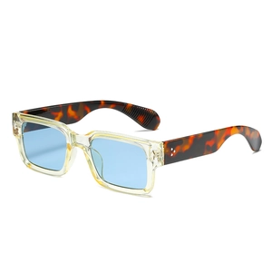 Lunettes de soleil carrées à la mode avec verres bleus et branches en écaille