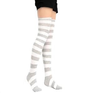 Gros plan de chaussettes hautes rayées gris et blanc avec bords-côtes élastiques sur mannequin