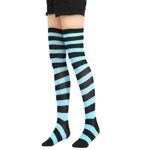 Gros plan de chaussettes hautes rayées bleu et noir sur modèle avec fond blanc