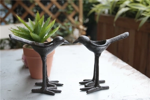 Vue détaillée de figurines d'oiseaux en fonte rustique avec texture métallique brune