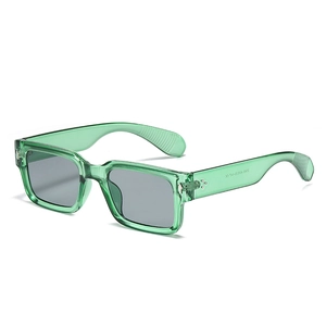 Lunettes de soleil carrées tendance en vert translucide avec verres gris et rivets