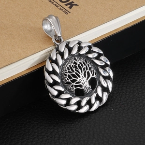 Pendentif Arbre de Vie vintage avec bordure chaîne cubaine sur fond en cuir noir