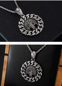 Détail du pendentif Arbre de Vie argenté avec bordure gourmette sur socle noir et bois