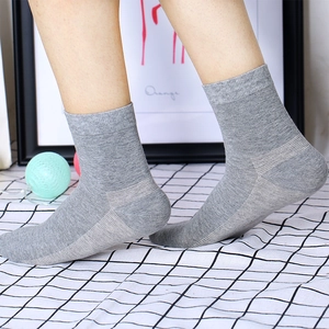 Chaussettes de compression grises en coton tricoté avec talon renforcé et coupe ajustée