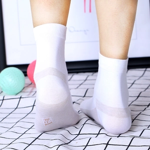 Chaussettes blanches avec talon et semelle renforcés gris et technologie de fibre de cuivre