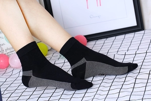 Détail de chaussettes en fibre de cuivre antibactérienne avec talon et pointe renforcés