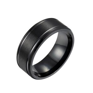 Makroansicht des 8mm schwarzen Edelstahlrings mit matt gebürsteten und polierten Kanten