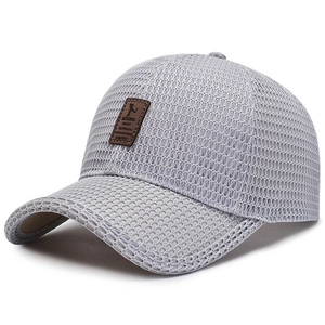 Atmungsaktive hellgraue Mesh-Baseballkappe mit braunem Lederpatch für den Outdoorsport
