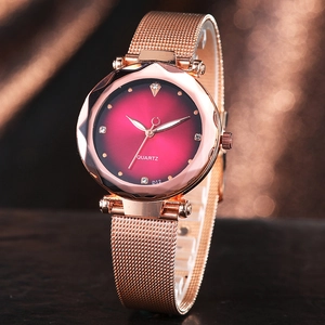 Details einer roségoldenen Mesh-Uhr mit facettiertem Glas und rotem Verlaufszifferblatt
