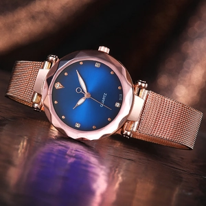 Detailansicht der roségoldenen Mesh-Uhr mit sonnenblauen Zifferblatt und Kristallen