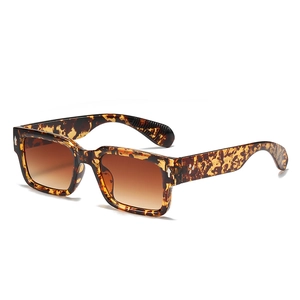 Lunettes de soleil carrées chic en écaille de tortue avec verres bruns dégradés