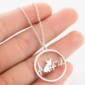 Zilverkleurige huisdier hartslag ketting met ronde hanger, dierlijk silhouet en hartje detail.
