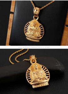 Vues détaillées du pendentif Bouddha doré avec chaîne torsadée sur des fonds noirs pro