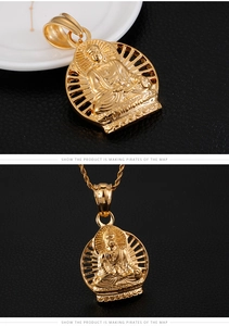 Vue détaillée du pendentif Bouddha doré avec siège en lotus et détails du halo solaire