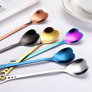 Set di cucchiaini da caffè a forma di cuore in acciaio inossidabile colorato su un tavolo