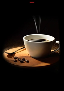 Vista macro di un cucchiaino da caffè in acciaio inox a forma di cuore su una tazza