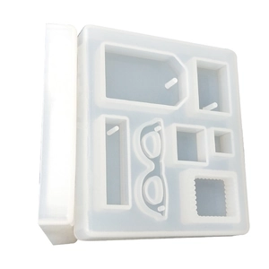 Dettaglio macro dello stampo in silicone traslucido con varie forme per creazioni in resina