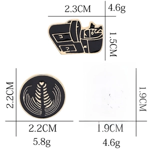 Vue détaillée des broches en émail café noir et or avec dimensions précises