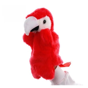 Détail de marionnette perroquet ara rouge montrant la fourrure vive et le bec blanc réaliste