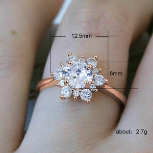 Bague flocon en or rose avec zircons blancs, diamètre 12,5 mm, portée sur le doigt