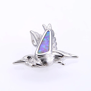 Detailaufnahme eines Kolibri-Anhängers mit blauem Opal-Inlay und Versilberung