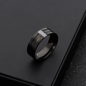 Vista macro dell'anello da uomo in acciaio nero opaco con inserto rettangolare argento