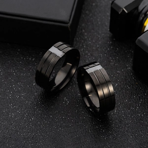 Anello da uomo in acciaio inossidabile nero con finitura spazzolata e zircone incastonato