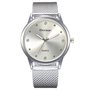 Montre à quartz minimaliste pour femme avec bracelet en maille argentée et cristaux
