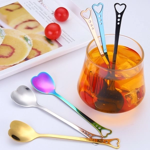 Set di 6 cucchiai colorati in acciaio inox a forma di cuore con manico traforato