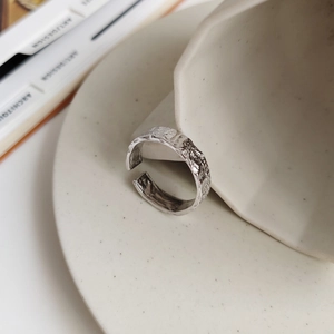 Macro shot of 925 sterling silver ring featuring unique crumpled texture and open design