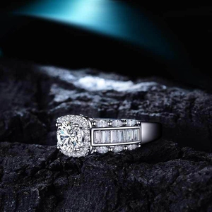 Luxe zirkonia ring met ronde middensteen en marquise accenten op donkere achtergrond