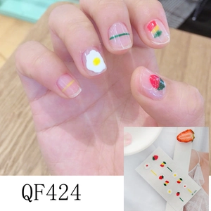 Détails des stickers ongles QF424 avec motifs fraises et arc-en-ciel dessinés à la main