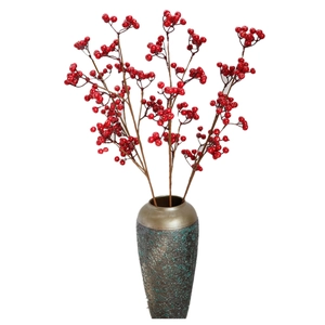 Rami di bacche rosse artificiali in vaso di ceramica vintage per decorazioni natalizie