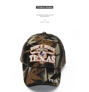 Dettaglio del ricamo Don't Mess With Texas su un berretto da baseball mimetico