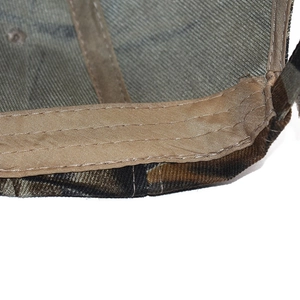 Dettaglio dell'interno del cappellino mimetico con fascia antisudore marrone cucita