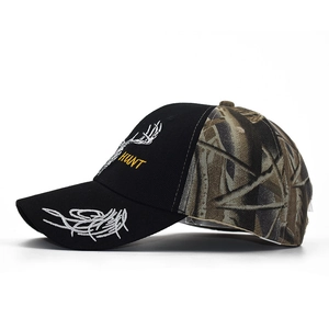 Schwarze Camouflage-Baseballkappe mit gelber Hunt-Stickerei und weißem Geweih