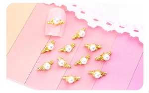 Vue détaillée de breloques à ongles en alliage doré avec perles pour nail art