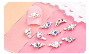 Détails de bijoux d'ongles en argent avec strass AB sur des ongles rose clair
