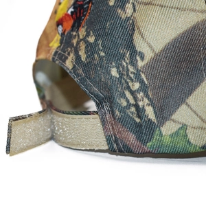 Detail des verstellbaren Klettverschlusses und Camo-Prints auf der Rückseite der Kappe