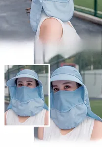 Dettaglio cappello sole azzurro con maschera staccabile e protezione nuca per protezione solare