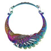 Detailansicht eines Pfau-Halsreifs mit lebhaftem Regenbogen-Farbverlauf-Finish
