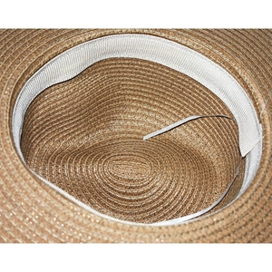 Dettaglio dell'interno del cappello di paglia con coulisse regolabile e fascia tergisudore