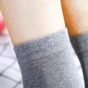 Chaussettes grises en fibre de cuivre antimicrobienne avec bords-côtes élastiques