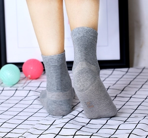 Détail du talon renforcé et de la maille sur chaussettes grises en fibre de cuivre