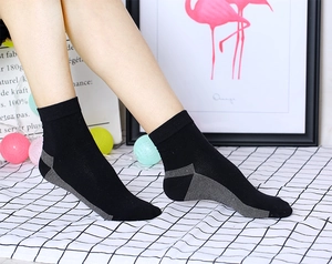 Détail de chaussettes antimicrobiennes avec talon et semelle gris renforcés pour confort