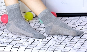 Détail des chaussettes grises renforcées avec des fibres de cuivre antimicrobiennes